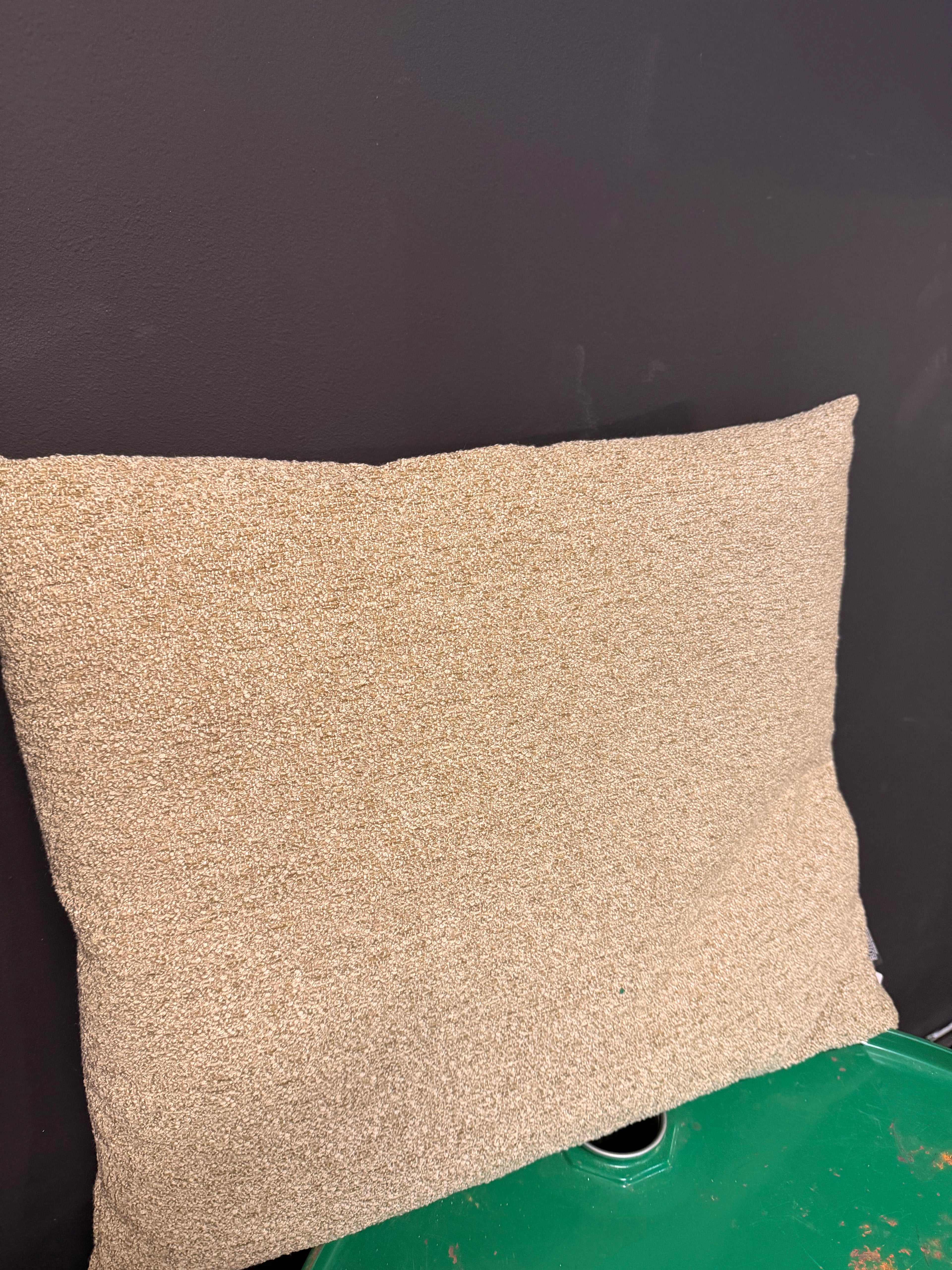Kussen van ruw leer “ono beige” 60x50cm